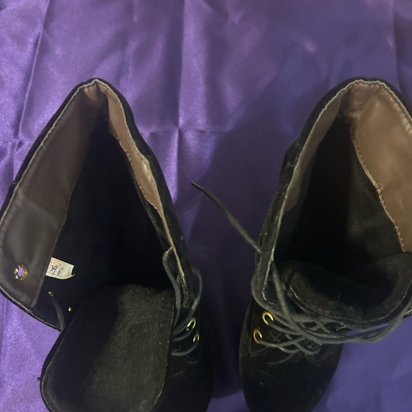 Vero Cuoio Italian Made Black High Heel Bootie. - Picture 11 of 14